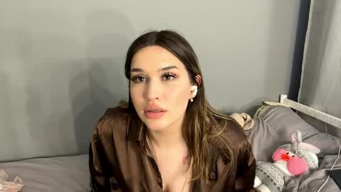 Mia online show from April 20, 2026, 11:24 am