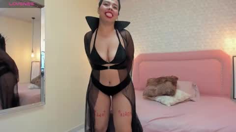 TAYLOR  online show from November 1, 2025, 3:52 am