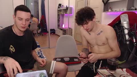 Snapshot of teddy_mode chatting on December 10, 2024, 1:22 pm Teddy online show from December 10, 2024, 1:22 pm