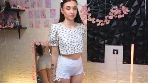 Alice and Cassie online show from April 17, 2026, 4:04 am