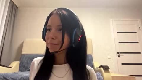 Demi online show from November 5, 2025, 4:40 pm