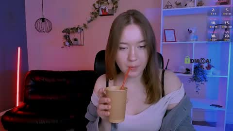 tessa_tea online show from May 9, 2026, 8:52 am