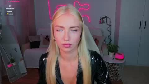 TessaHamilton online show from August 7, 2026, 1:13 pm