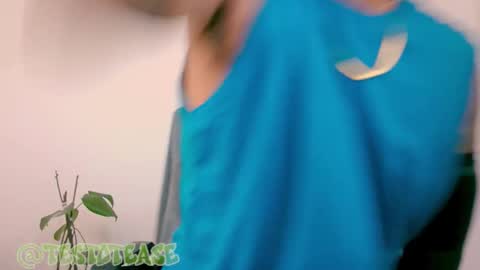 Snapshot of testotease chatting on December 16, 2025, 5:40 pm Milo online show from December 16, 2025, 5:40 pm