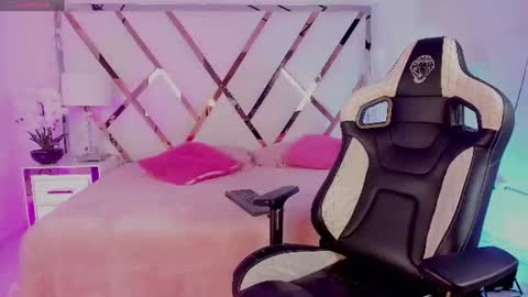 thanier_18 online show from June 12, 2026, 8:41 pm