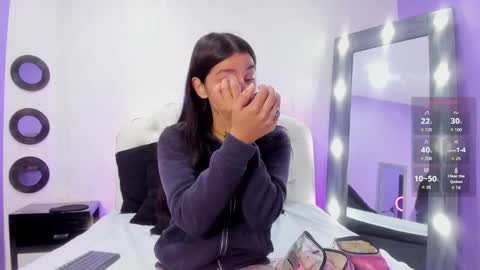 Thayla online show from October 18, 2025, 1:34 pm