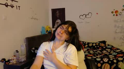 Snapshot of thefarmergirl chatting on November 17, 2025, 5:30 pm TheFarmergirl online show from November 17, 2025, 5:30 pm