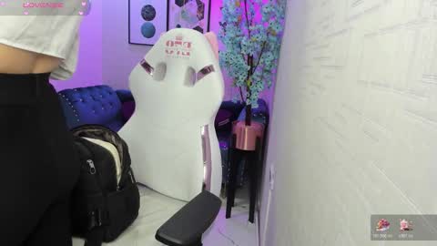 Snapshot of theia_moon_ chatting on February 3, 2026, 12:32 pm Theia online show from February 3, 2026, 12:32 pm