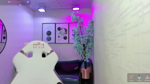 Snapshot of theia_moon_ chatting on February 4, 2026, 12:44 pm Theia online show from February 4, 2026, 12:44 pm