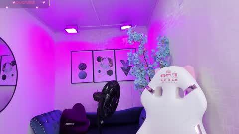 Snapshot of theia_moon_ chatting on February 23, 2026, 12:35 pm Theia online show from February 23, 2026, 12:35 pm