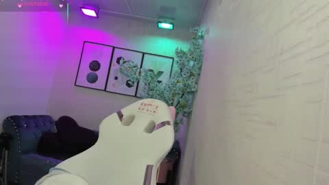 Snapshot of theia_moon_ chatting on March 3, 2026, 12:33 pm Theia online show from March 3, 2026, 12:33 pm