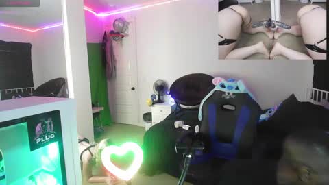 Snapshot of thepluglove chatting on September 19, 2025, 10:32 pm The Plug Love Friends online show from September 19, 2025, 10:32 pm