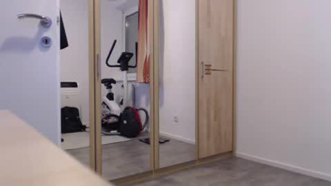 theskylake1 online show from December 16, 2025, 4:45 pm