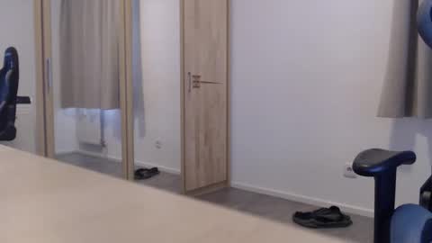 theskylake1 online show from April 27, 2026, 3:21 pm