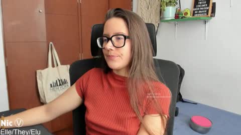 Nicole online show from November 14, 2025, 2:49 pm