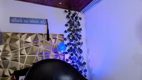 Snapshot of theuntamedroom chatting on October 17, 2025, 1:35 pm theuntamedroom online show from October 17, 2025, 1:35 pm