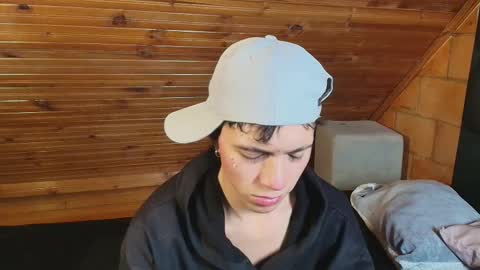 thiago_n_sam online show from November 5, 2025, 2:44 am