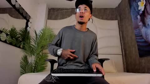 Snapshot of thiagoferreti_ chatting on October 13, 2025, 3:17 am ThiagoFerreti online show from October 13, 2025, 3:17 am
