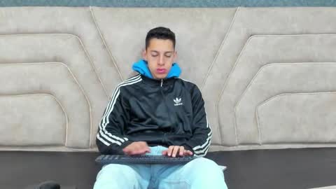 Snapshot of thiagos19 chatting on December 24, 2024, 12:11 pm Thiago online show from December 24, 2024, 12:11 pm