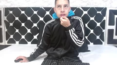 Snapshot of thiagos19 chatting on February 15, 2025, 12:11 pm Thiago online show from February 15, 2025, 12:11 pm