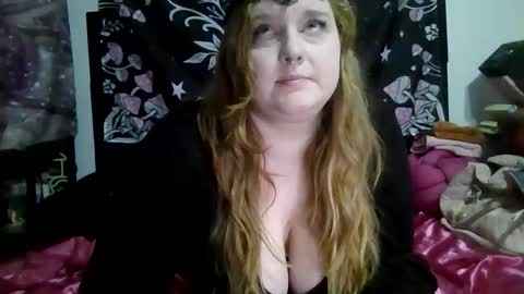 Snapshot of thickgingergoddess chatting on December 1, 2025, 7:02 am Ariel online show from December 1, 2025, 7:02 am