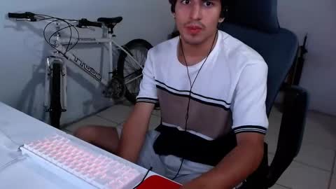 Snapshot of thieves_us chatting on November 6, 2025, 6:14 am thieves_us online show from November 6, 2025, 6:14 am