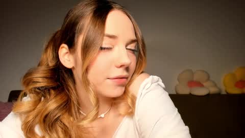 Amelia  shows on mondays fridays and sundays  if anything changes im giving updates on my fansly  online show from February 2, 2025, 4:00 pm