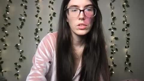 thistlefernsby online show from November 11, 2025, 3:39 am