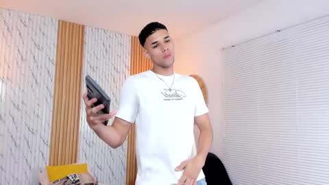 Snapshot of thomas_walker0 chatting on February 12, 2025, 7:56 pm Thomas online show from February 12, 2025, 7:56 pm