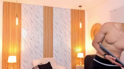 Snapshot of thomas_walker0 chatting on February 19, 2025, 8:52 pm Thomas online show from February 19, 2025, 8:52 pm