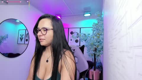 Snapshot of tiara_r chatting on May 2, 2026, 3:22 am Tiara online show from May 2, 2026, 3:22 am