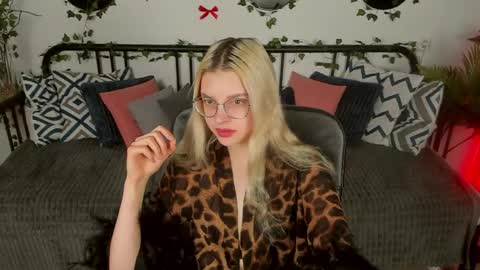 tiffanypeach online show from March 26, 2026, 10:43 am