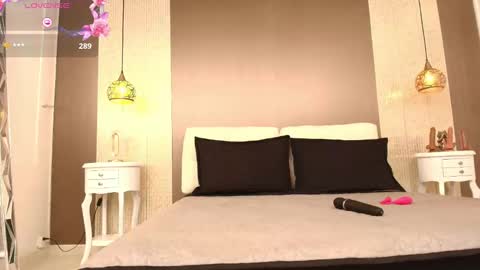 T I F F A N Y online show from September 13, 2025, 7:24 pm