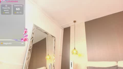 T I F F A N Y online show from September 24, 2025, 8:01 pm