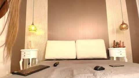 T I F F A N Y online show from January 5, 2026, 8:23 pm