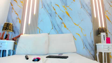 T I F F A N Y online show from April 4, 2026, 9:01 pm