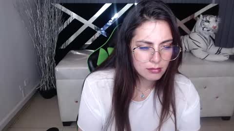 Tiina  online show from December 28, 2024, 1:49 pm