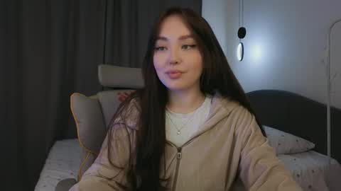 Mia online show from April 20, 2026, 2:31 pm