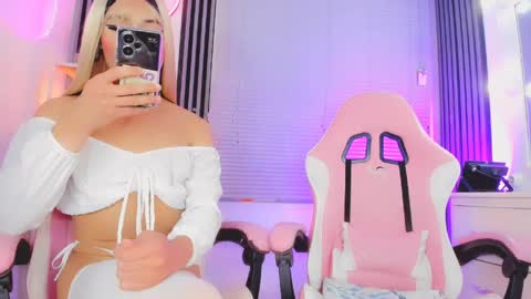 Snapshot of timmy_boyy chatting on April 19, 2026, 4:56 am Hallie And Annie online show from April 19, 2026, 4:56 am