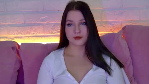 TinaBurton online show from November 18, 2025, 5:01 am