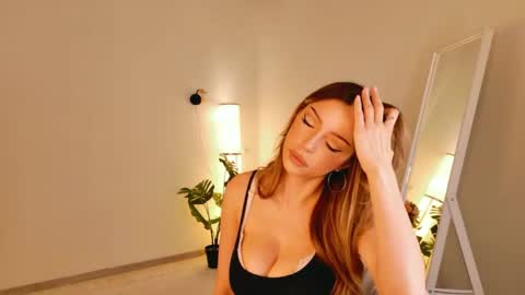 Snapshot of tinapie chatting on May 9, 2026, 1:38 pm Tina online show from May 9, 2026, 1:38 pm