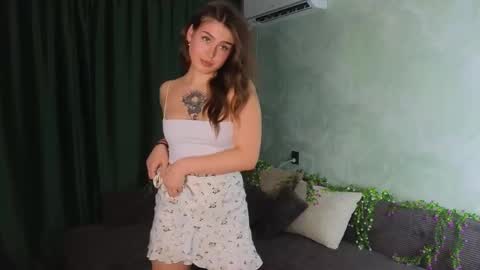 Snapshot of tinnymollys01 chatting on October 27, 2025, 2:21 pm Molly online show from October 27, 2025, 2:21 pm