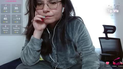 Snapshot of tiny_caroline chatting on December 17, 2025, 9:54 pm Tiny Caroline online show from December 17, 2025, 9:54 pm