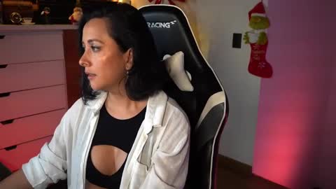 Snapshot of tiny_panther chatting on December 15, 2024, 12:51 am Ana Molly online show from December 15, 2024, 12:51 am