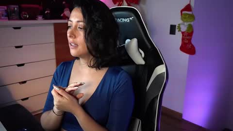 Snapshot of tiny_panther chatting on January 4, 2025, 4:12 am Ana Molly online show from January 4, 2025, 4:12 am