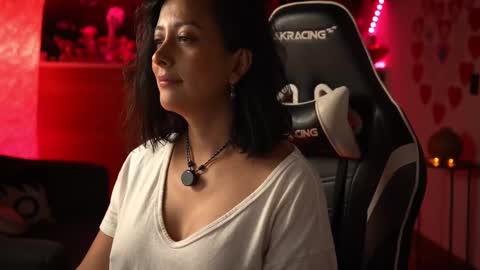 Snapshot of tiny_panther chatting on February 19, 2025, 12:25 am Ana Molly online show from February 19, 2025, 12:25 am