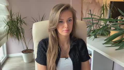 Snapshot of tinybliss chatting on May 15, 2026, 11:28 am Mona online show from May 15, 2026, 11:28 am