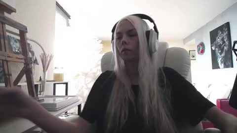 stage Kylie Sinner  brand CLITBAIT online show from December 3, 2025, 5:44 pm