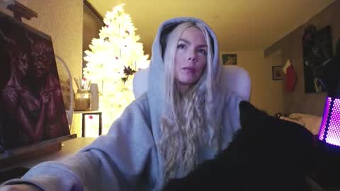 stage Kylie Sinner  brand CLITBAIT online show from December 15, 2025, 6:06 am