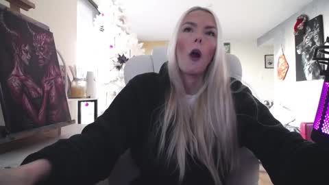 stage Kylie Sinner  brand CLITBAIT online show from December 17, 2025, 8:26 pm